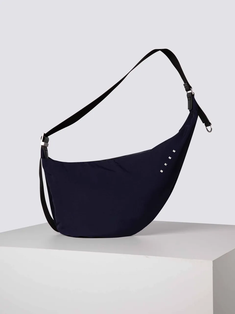 bree-the-out-of-office-hugo-shoulderbag-xl-schultertasche-aus-nylon-mix-mit-lede image 1