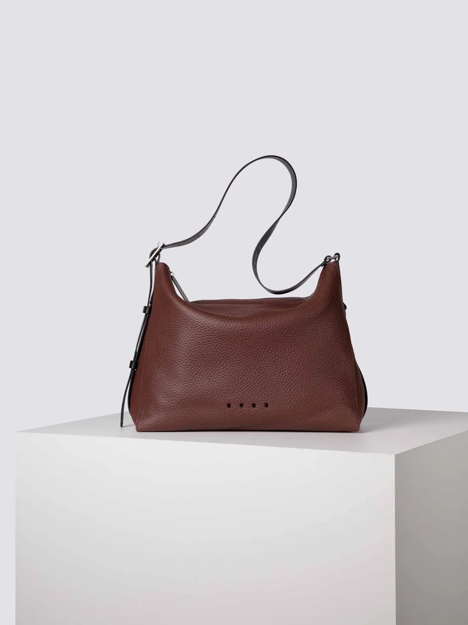 bree-the-statements-charlie-hobo-l2-schultertasche-hobo-bag-rindsleder-unisex image 1