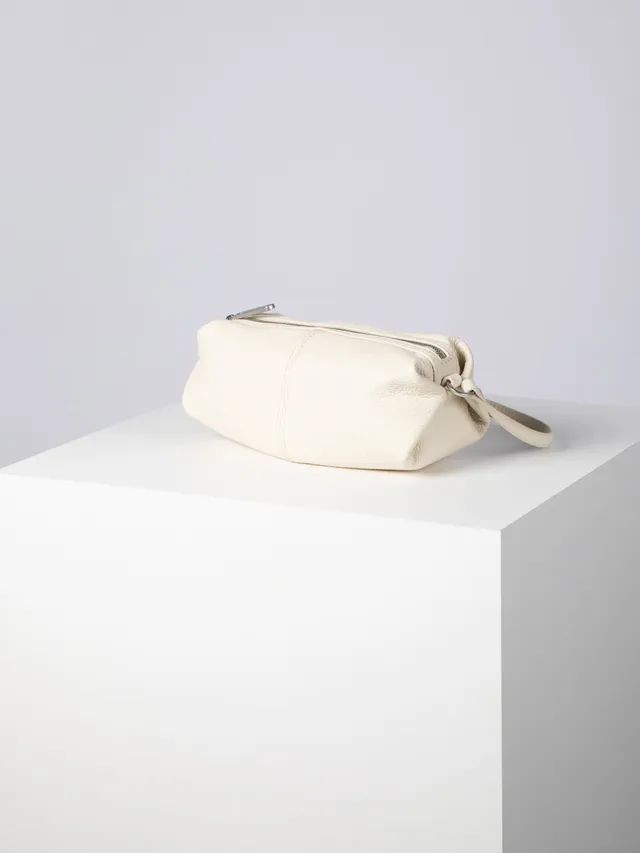 bree-the-statements-bonbon-shoulderbag-xs3-kleine-unisex-ledertasche-aus-100-rin image 1