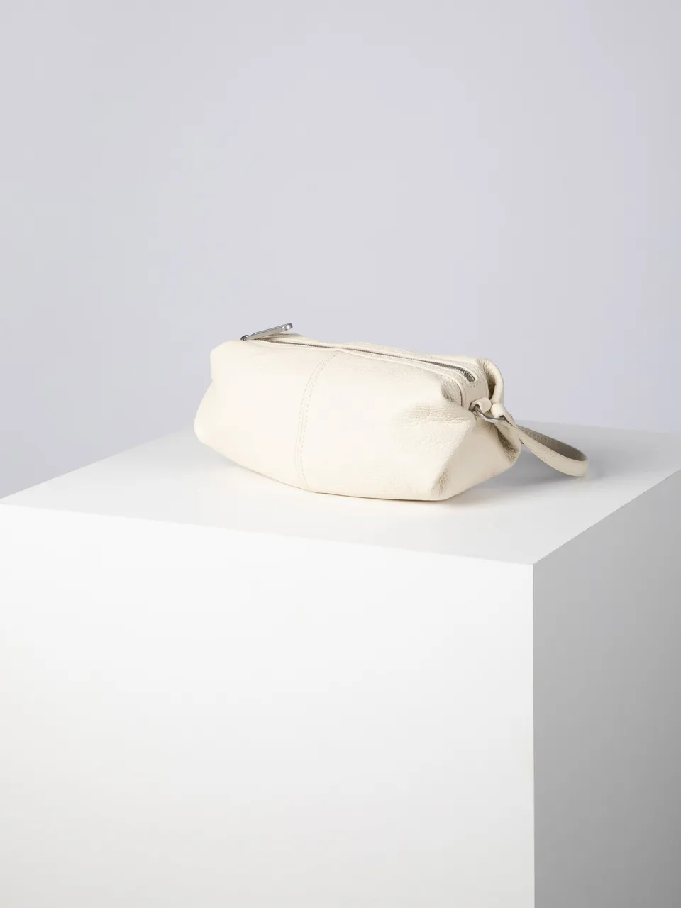 bree-the-statements-bonbon-shoulderbag-xs3-kleine-unisex-ledertasche-aus-100-rin image 1