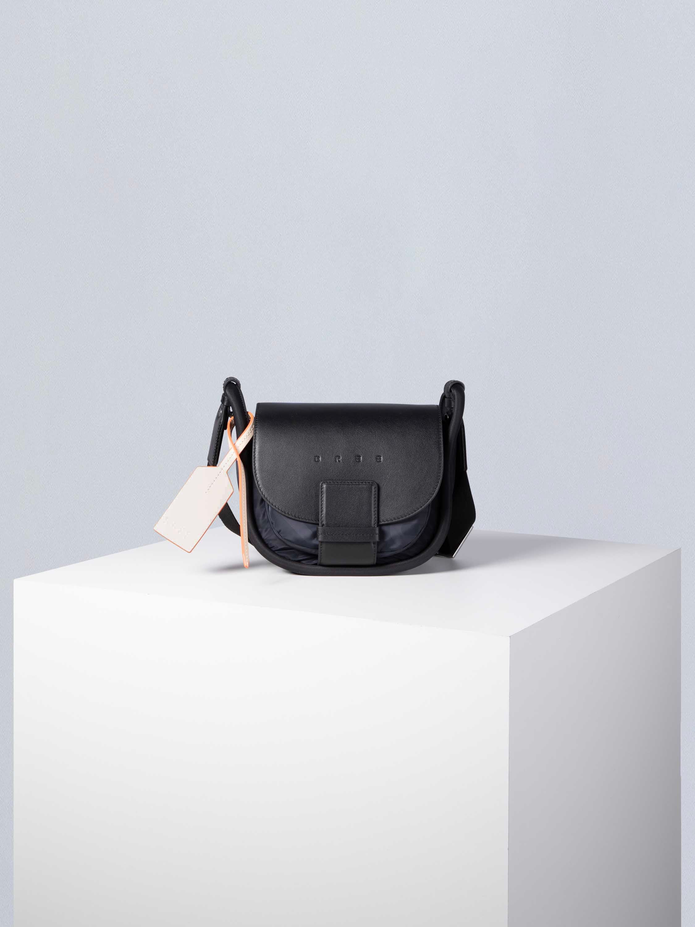 bree-the-everydays-ladytop-flapbag-s-leichte-unisex-klappen-umh-ngetasche-aus-pf image 1