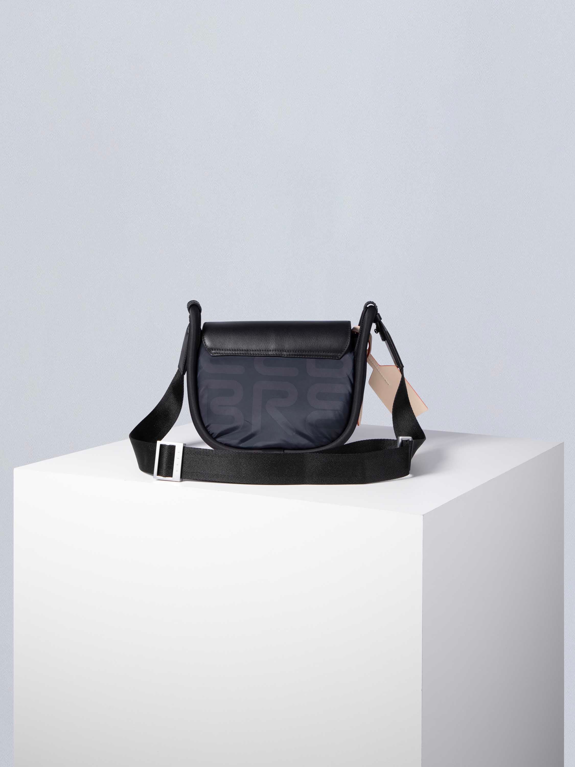 bree-the-everydays-ladytop-flapbag-s-leichte-unisex-klappen-umh-ngetasche-aus-pf image 3