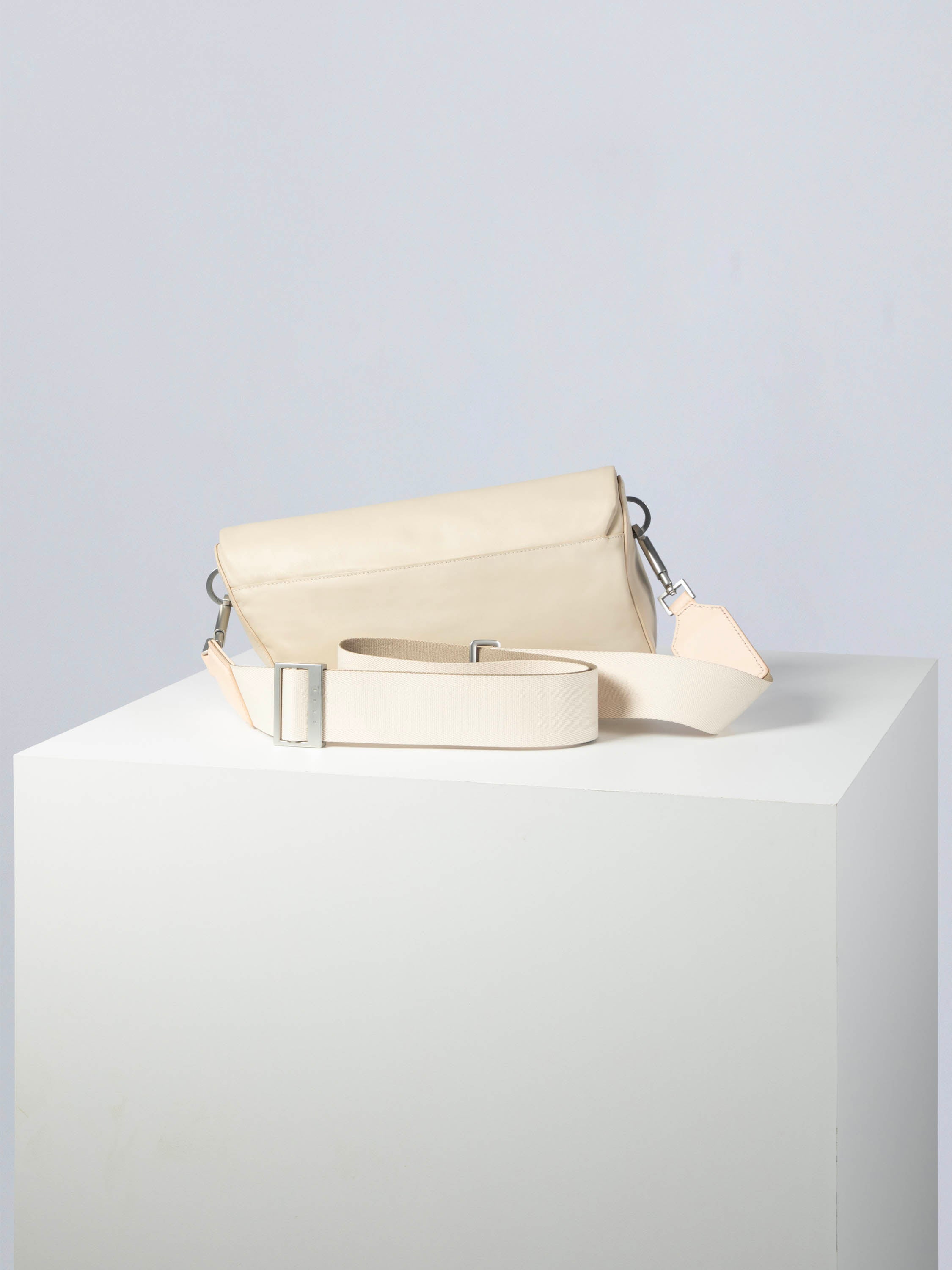 bree-the-icons-intra-flapbag-m-umh-ngetasche-aus-100-rindsleder-ohne-futter-unis image 3