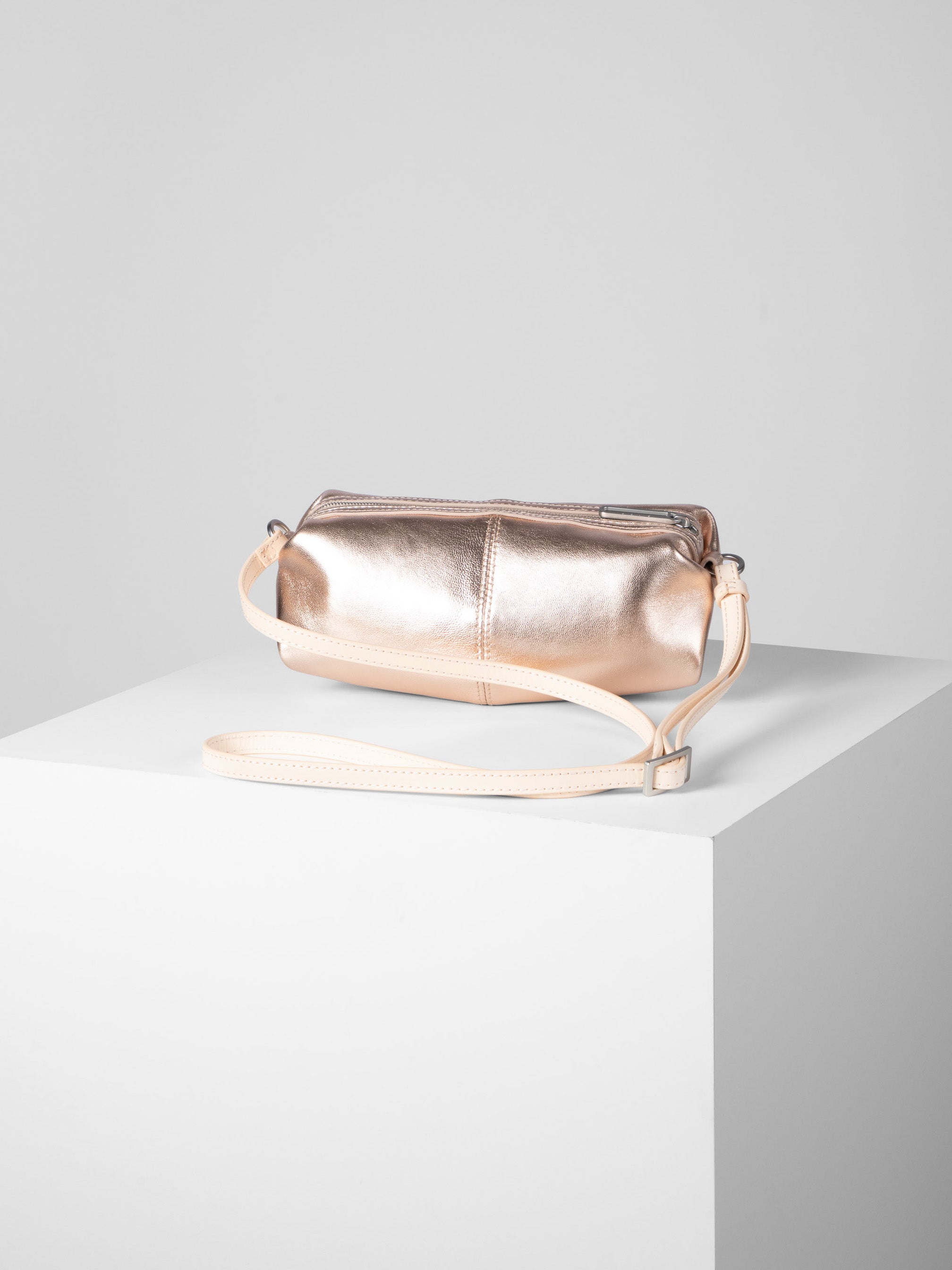 bree-the-statements-bonbon-shoulderbag-xs1-schafsleder image 4