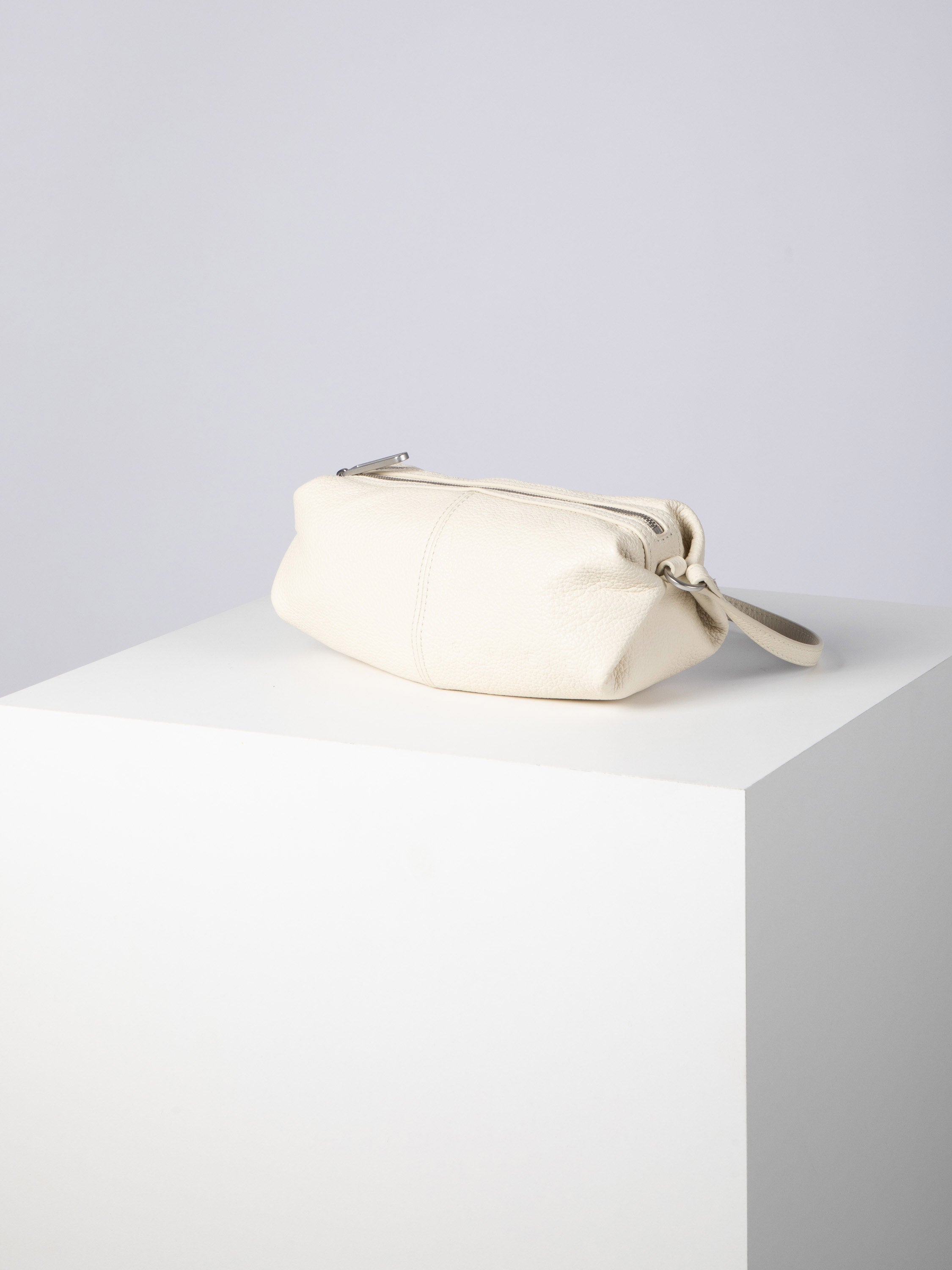 bree-the-statements-bonbon-shoulderbag-xs3-kleine-unisex-ledertasche-aus-100-rin image 1