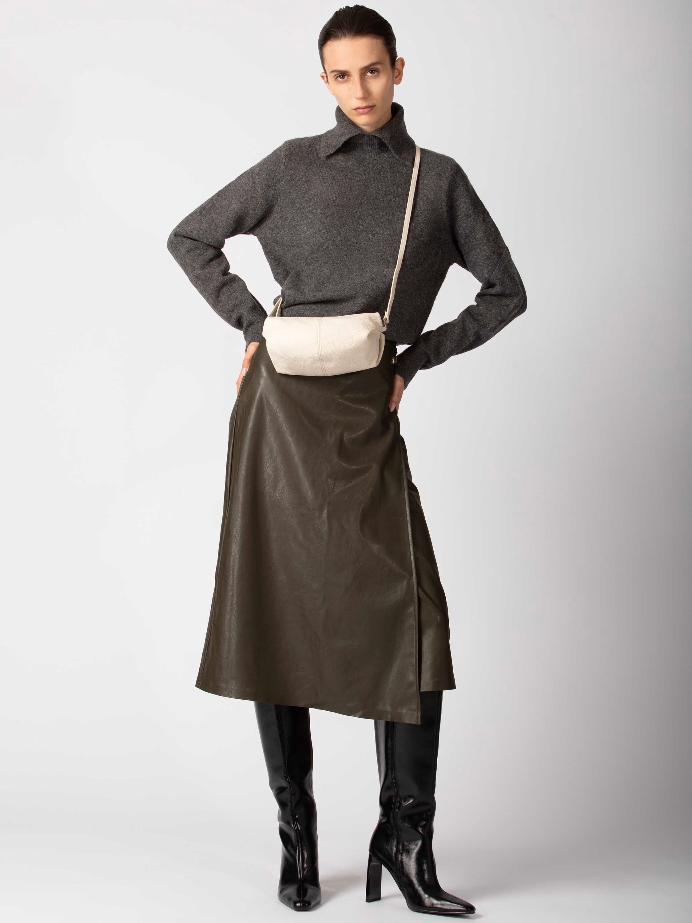 bree-the-statements-bonbon-shoulderbag-xs3-kleine-unisex-ledertasche-aus-100-rin image 2