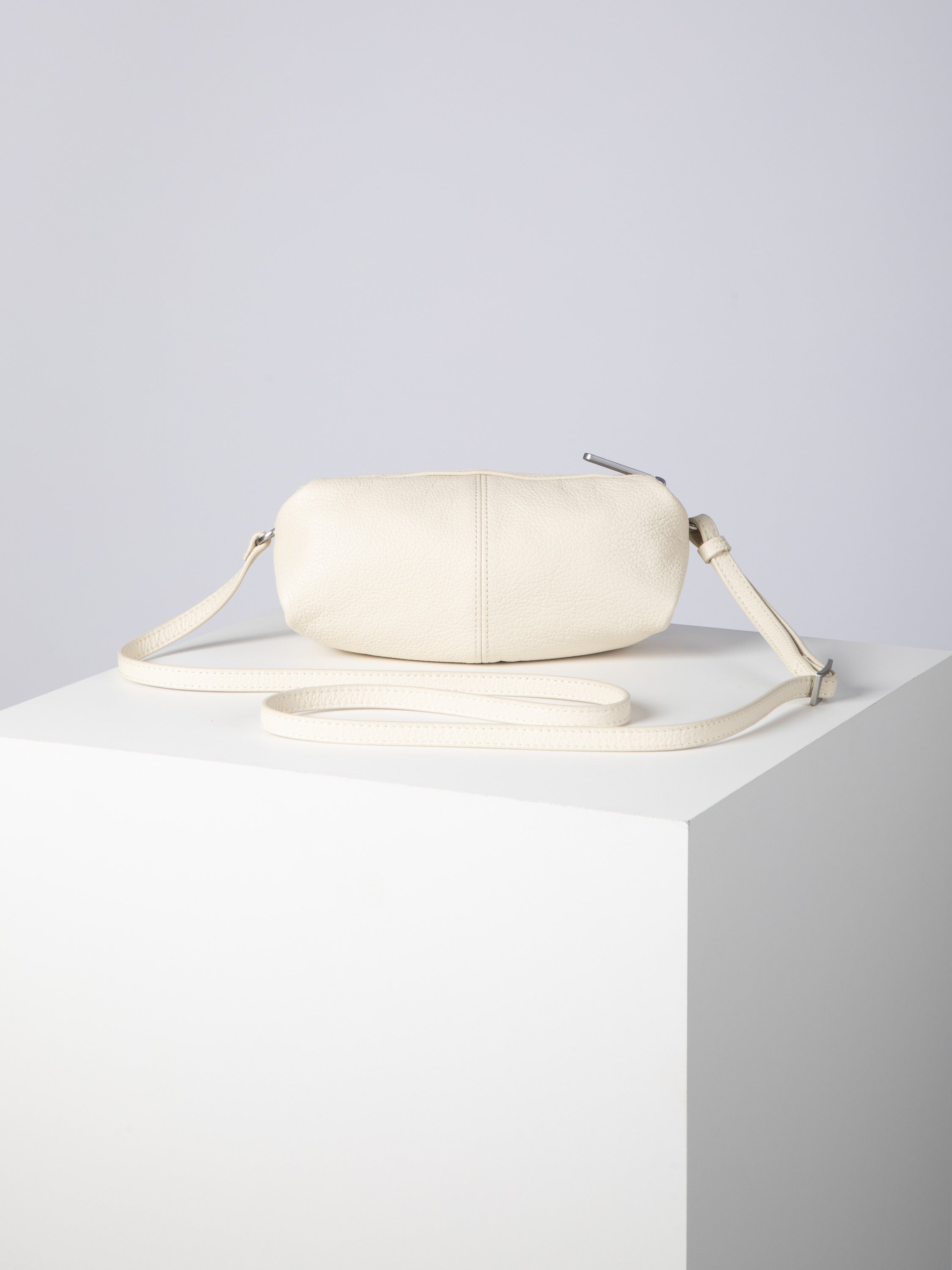 bree-the-statements-bonbon-shoulderbag-xs3-kleine-unisex-ledertasche-aus-100-rin image 3
