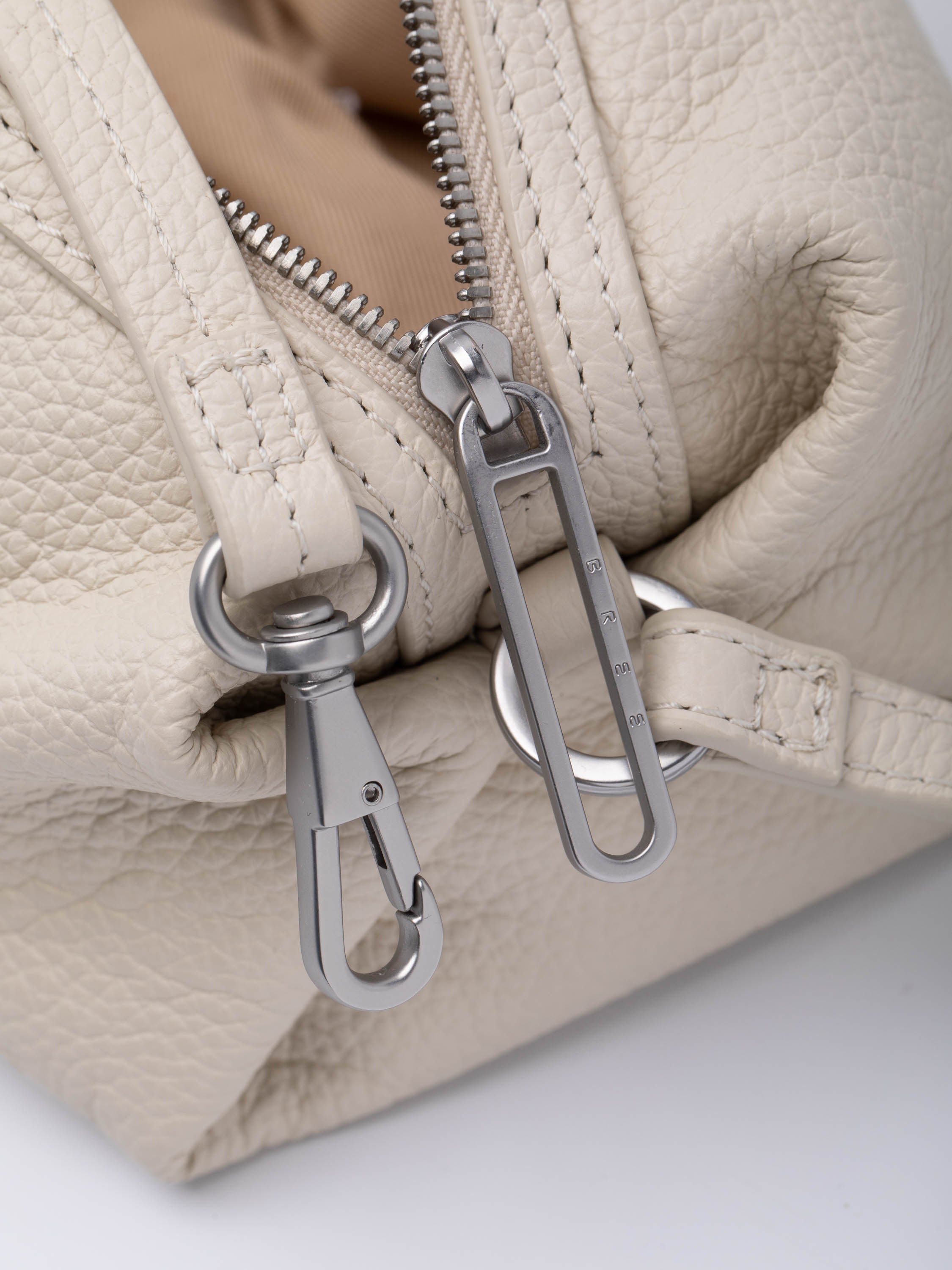 bree-the-statements-bonbon-shoulderbag-xs3-kleine-unisex-ledertasche-aus-100-rin image 4