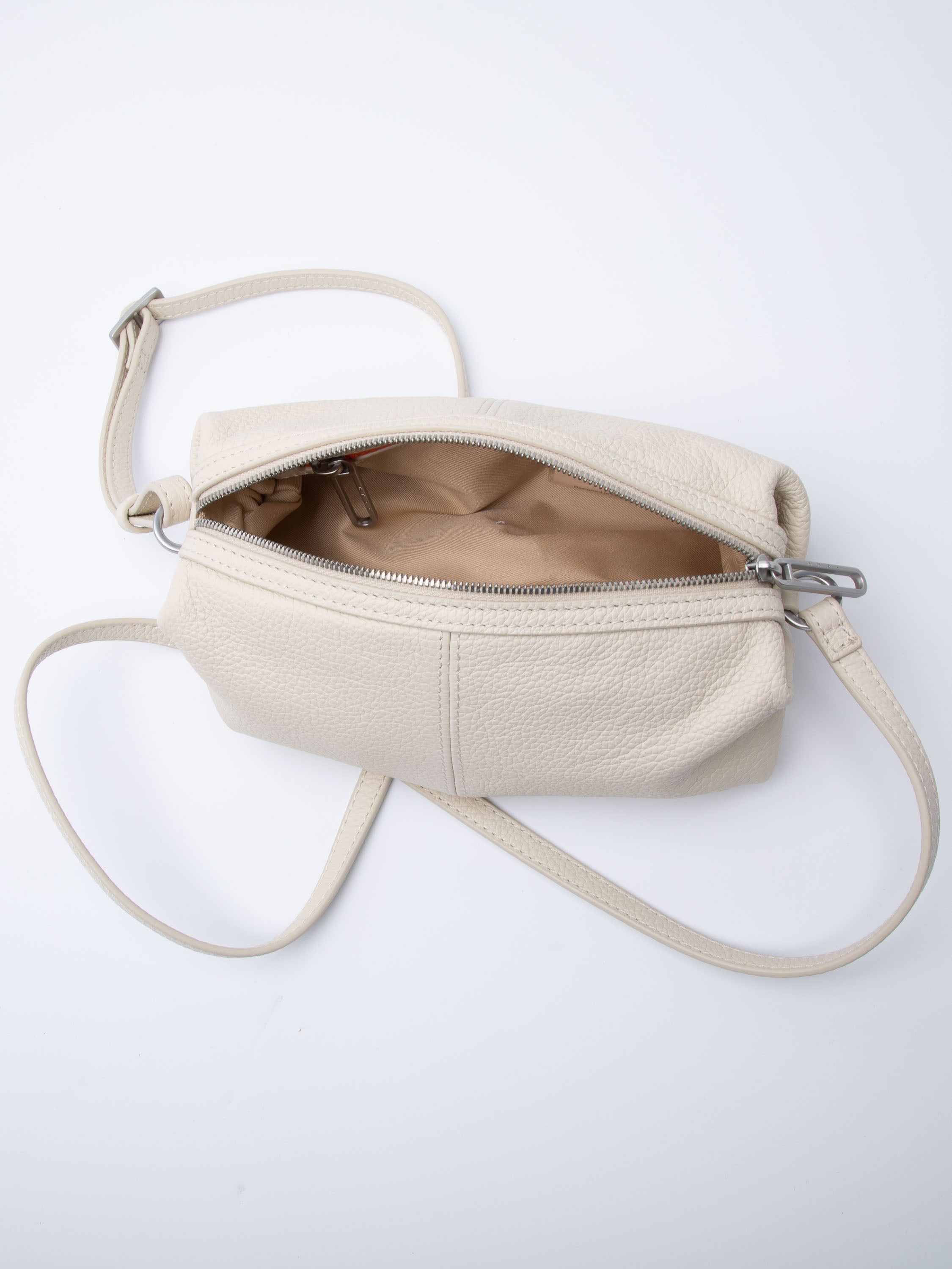 bree-the-statements-bonbon-shoulderbag-xs3-kleine-unisex-ledertasche-aus-100-rin image 6