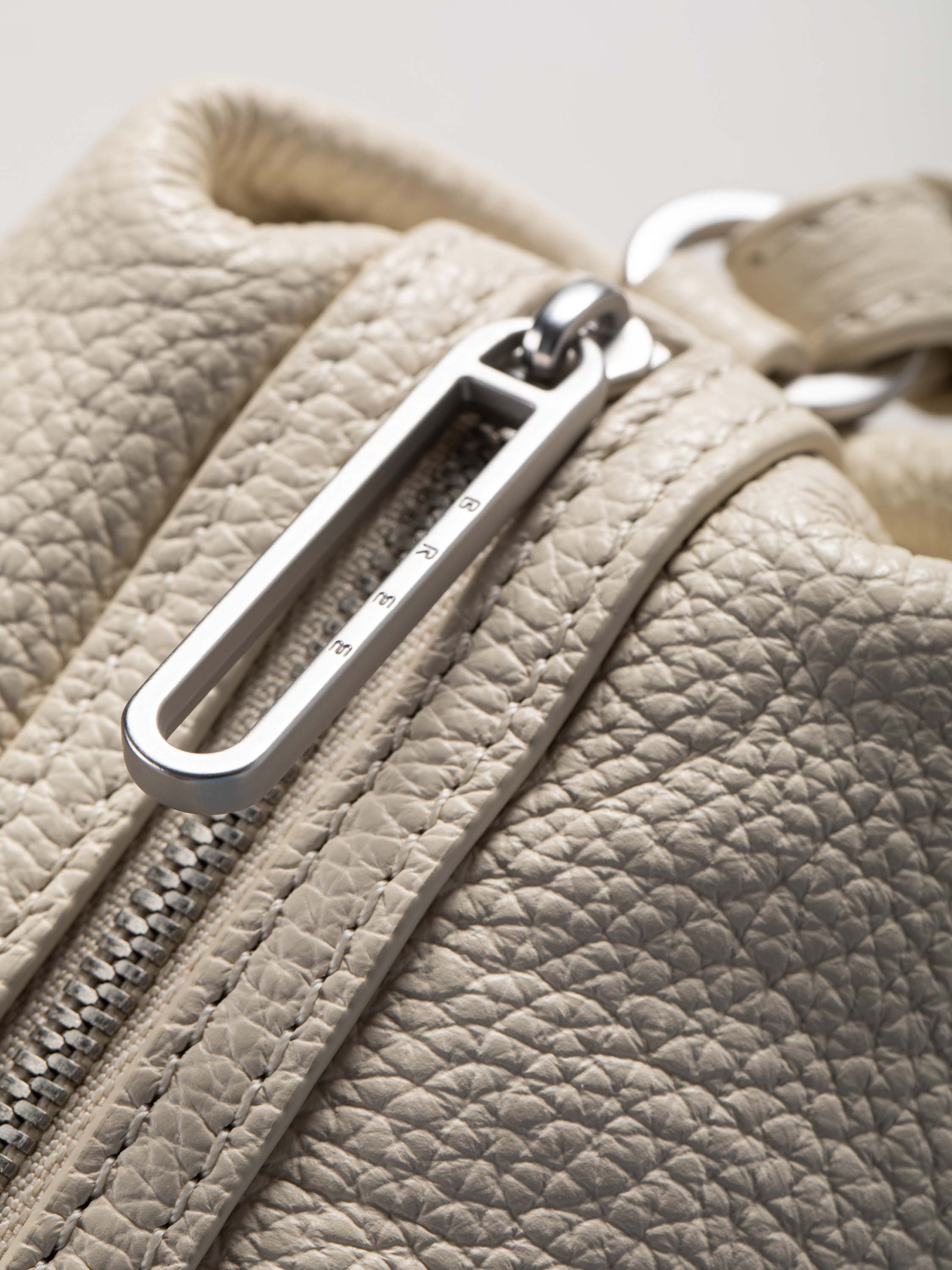 bree-the-statements-bonbon-shoulderbag-xs3-kleine-unisex-ledertasche-aus-100-rin image 8
