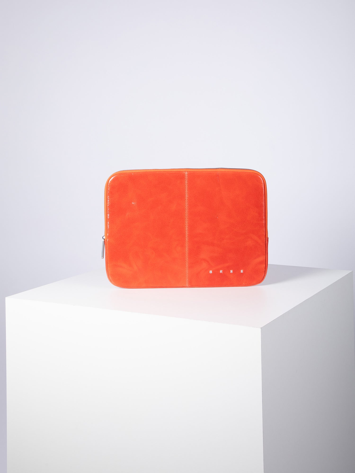 bree-the-exhibits-haus-sleeve-m-laptop-und-aktentaschenh-lle-aus-rindsleder-unis image 1
