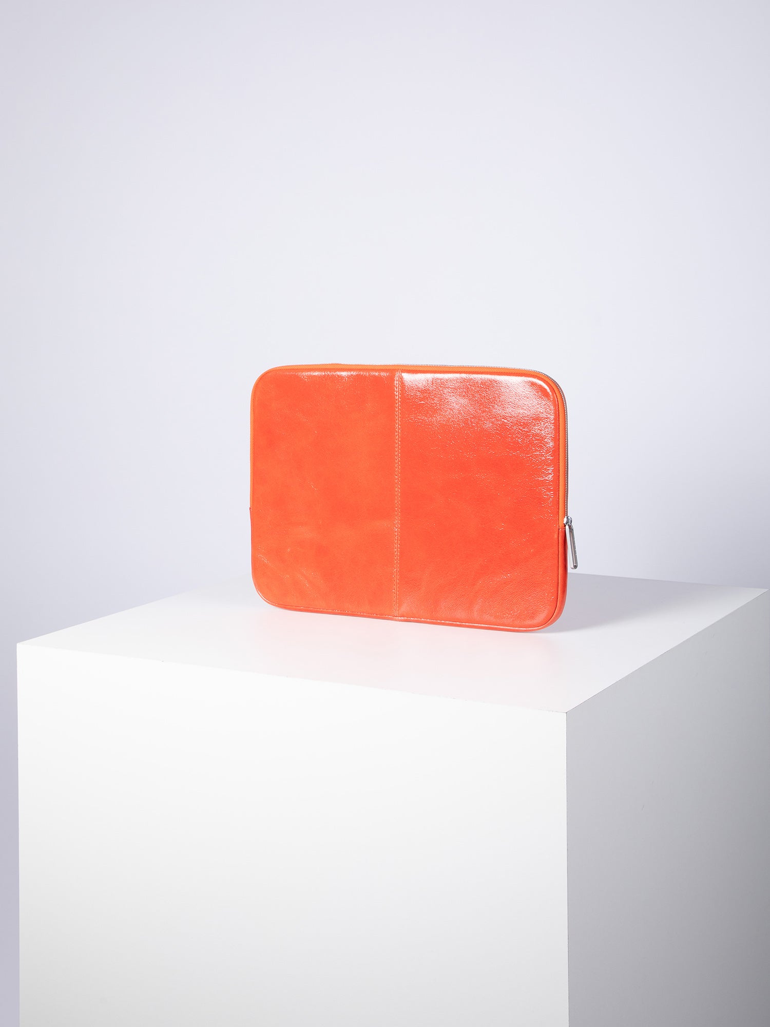 bree-the-exhibits-haus-sleeve-m-laptop-und-aktentaschenh-lle-aus-rindsleder-unis image 2