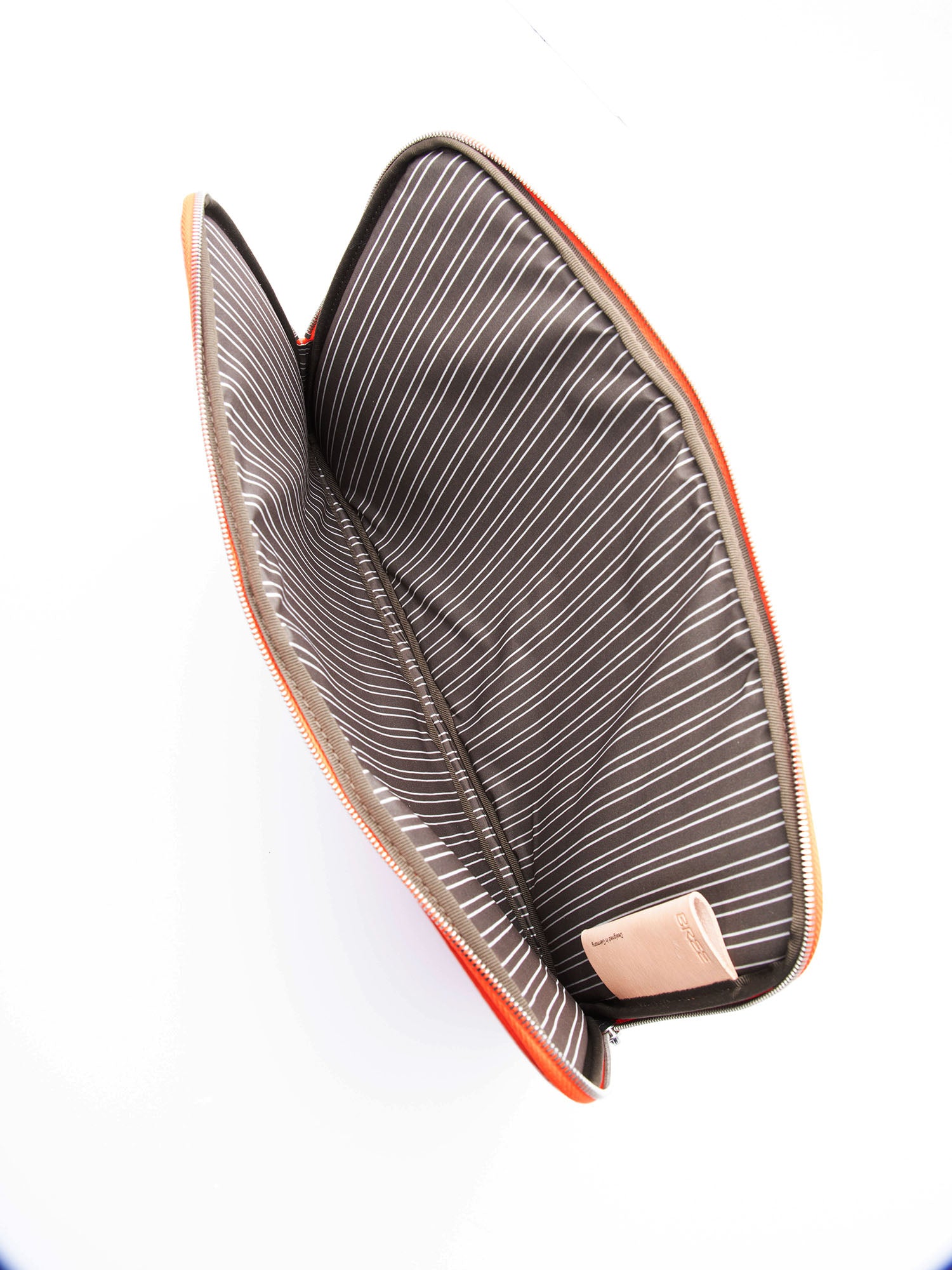bree-the-exhibits-haus-sleeve-m-laptop-und-aktentaschenh-lle-aus-rindsleder-unis image 3