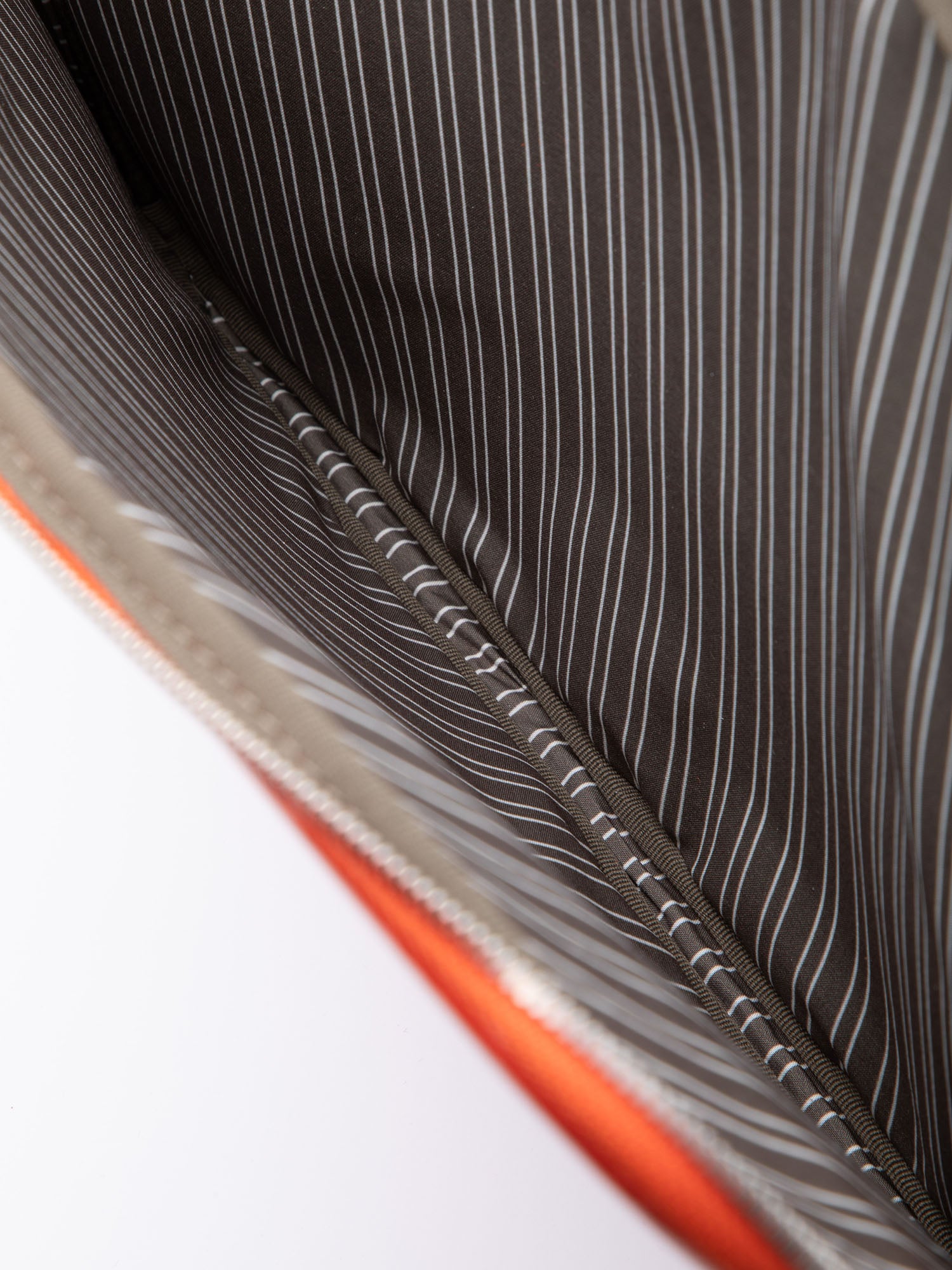 bree-the-exhibits-haus-sleeve-m-laptop-und-aktentaschenh-lle-aus-rindsleder-unis image 8
