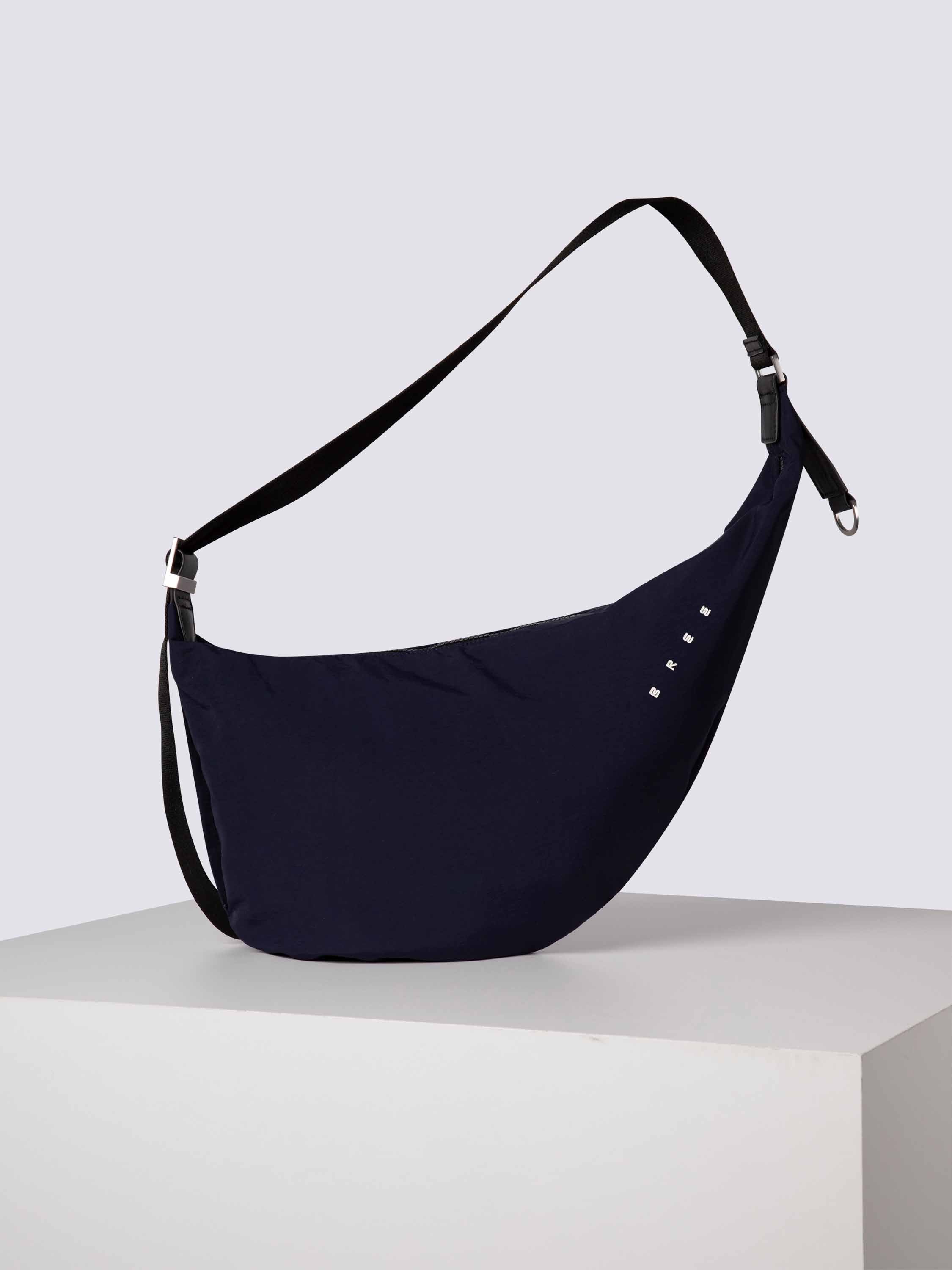 bree-the-out-of-office-hugo-shoulderbag-xl-schultertasche-aus-nylon-mix-mit-lede image 1