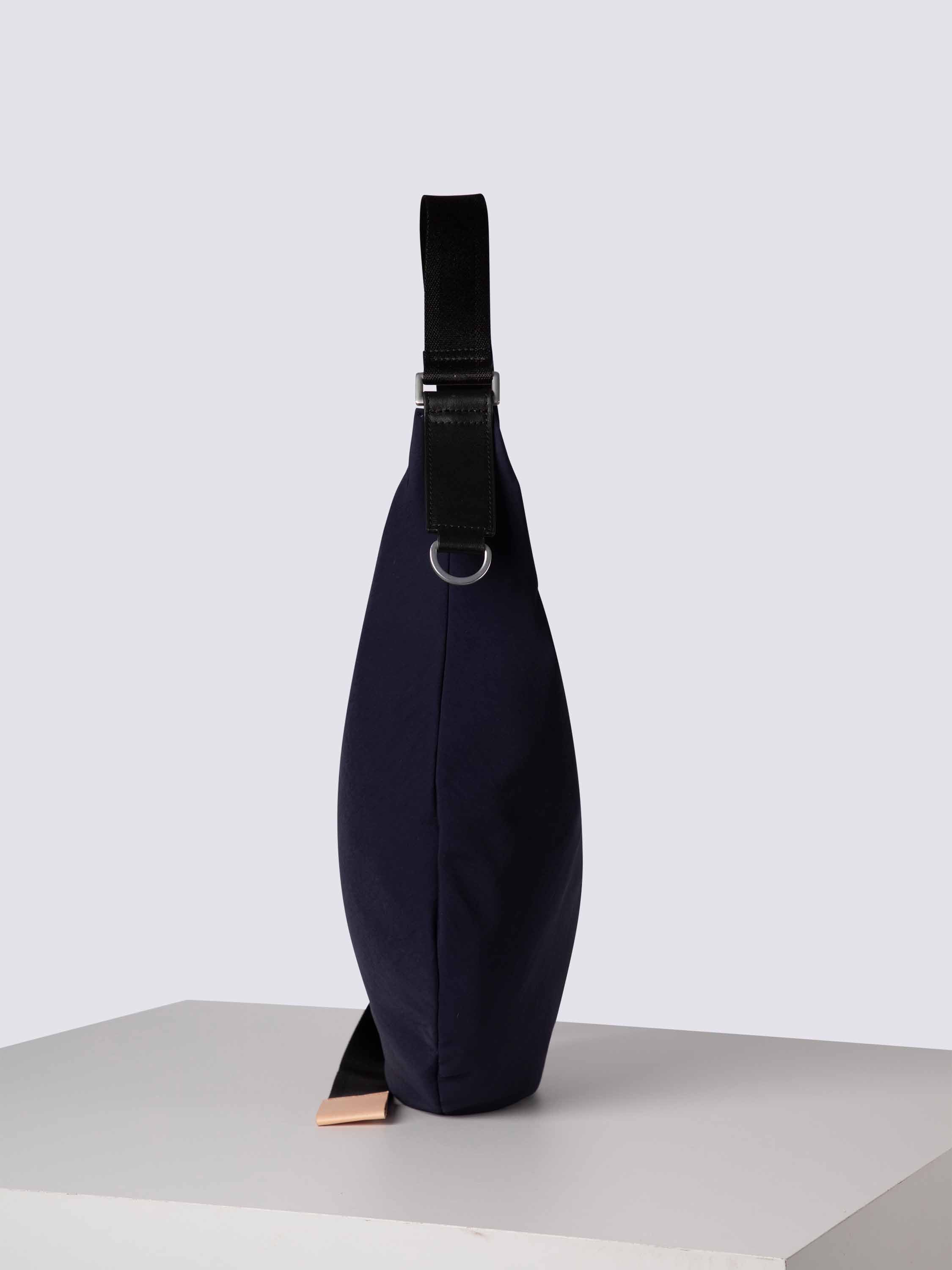 bree-the-out-of-office-hugo-shoulderbag-xl-schultertasche-aus-nylon-mix-mit-lede image 3