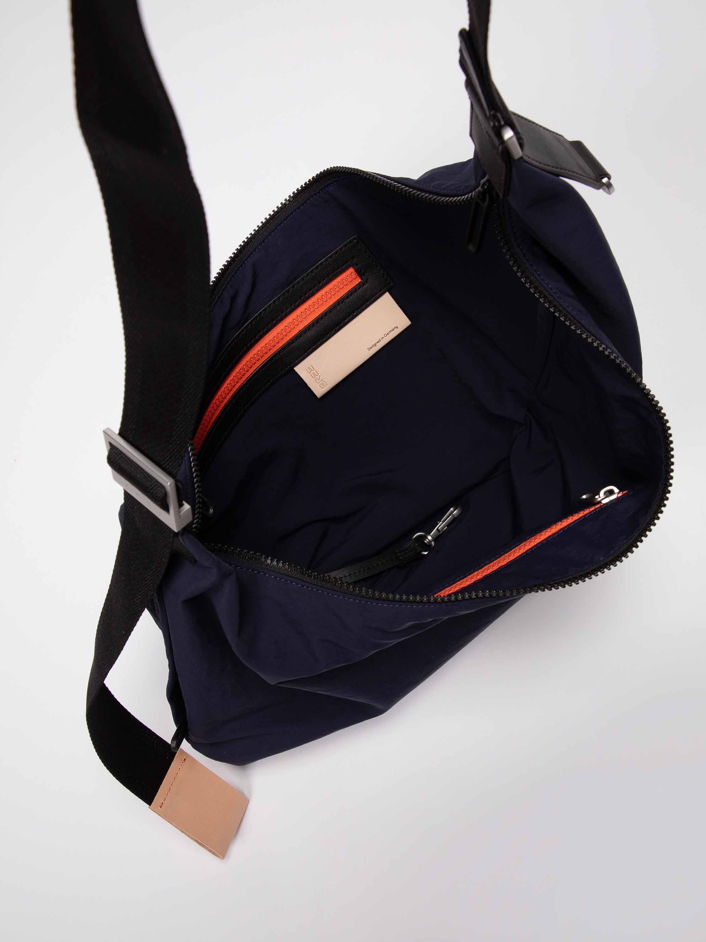 bree-the-out-of-office-hugo-shoulderbag-xl-schultertasche-aus-nylon-mix-mit-lede image 4