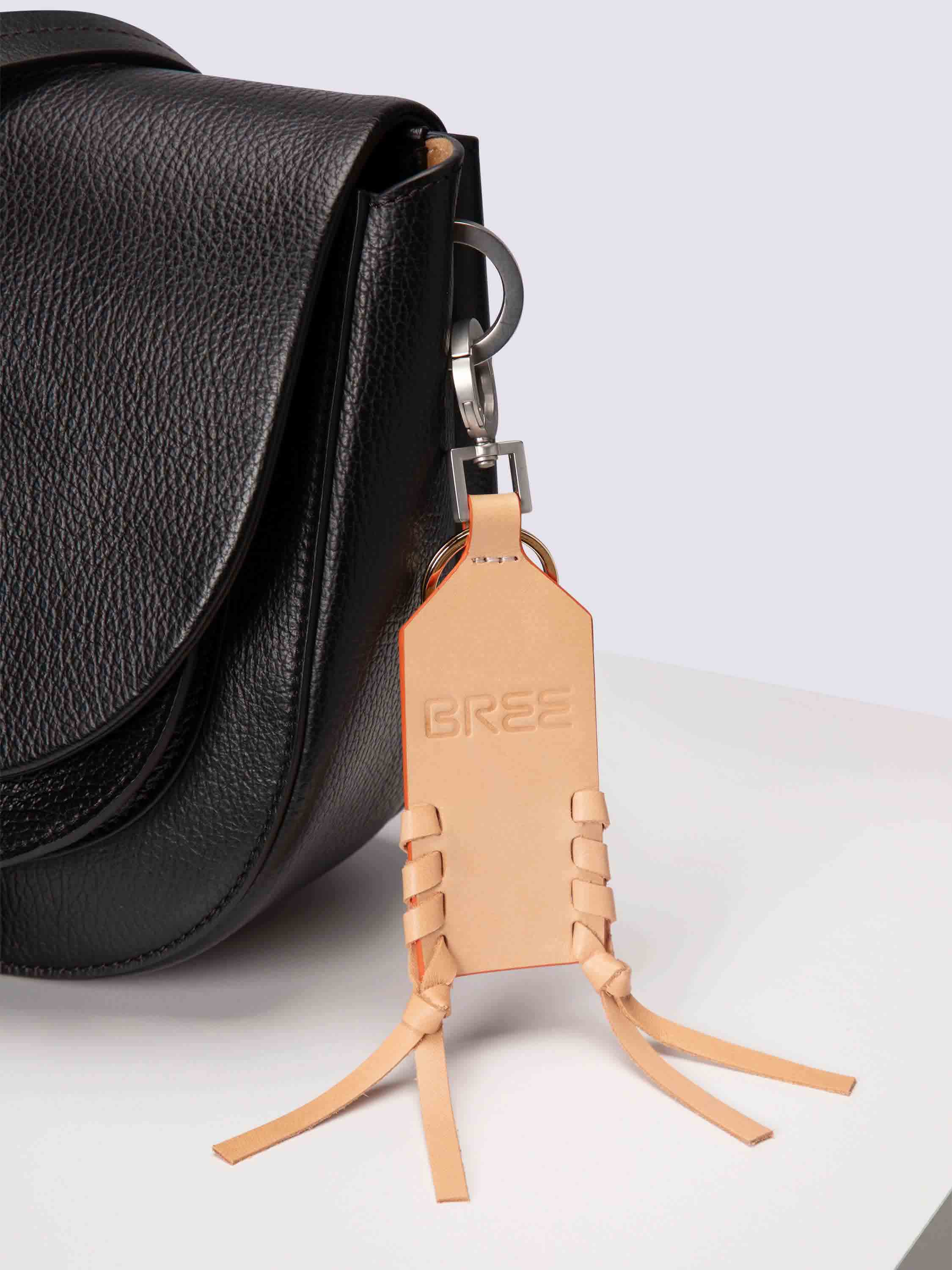 bree-the-essentials-suo-key-charm-m-unisex-schl-sselanh-nger-mit-karabiner-leder image 2