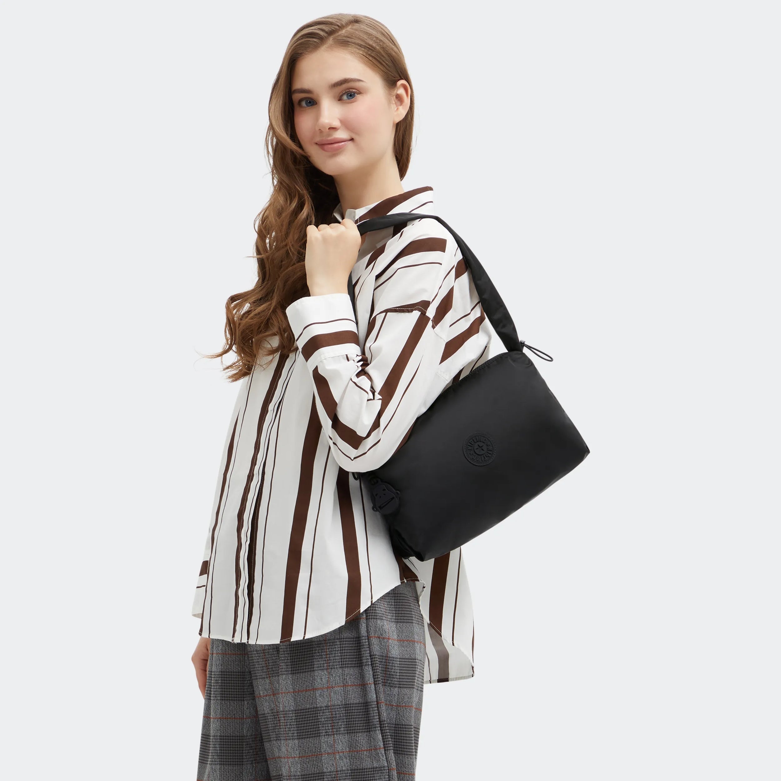 kipling-eleni-medium-smooth-satin-shoulder-bag-moderne-schultertasche-aus-recyce image 2